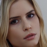 Carlson Young Nua