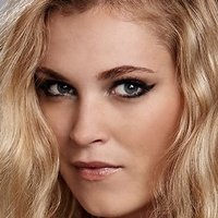 Eliza Taylor-Cotter Nua