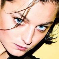 Emma Corrin Nua