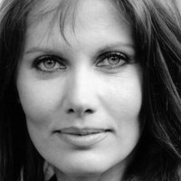 Maud Adams Nua
